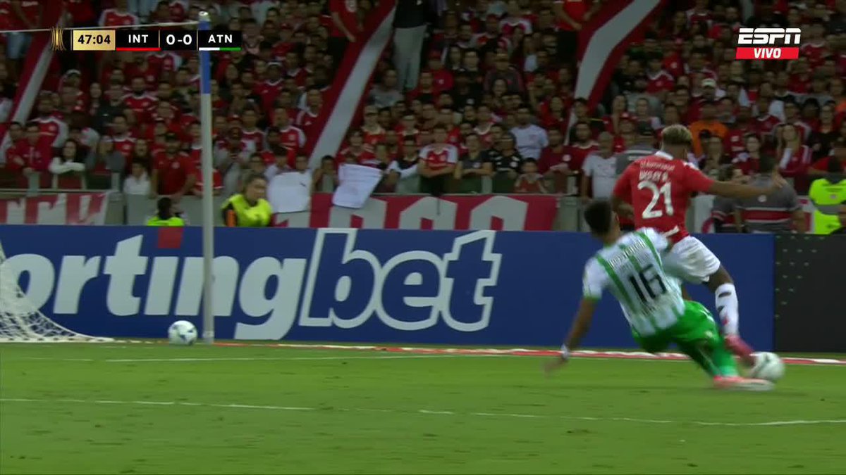 ✅ ES PENAL: Acá si hubo claro penal de William Tesillo. Se lanzó con la intención de sacar el balón pero no llegó a él y se terminó llevando al atacante brasileño. Imprudencia. Correcto el árbitro González sancionando penal para Inter #Libertadores