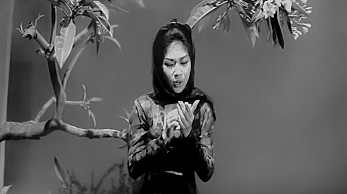 Legenda musik Titiek Puspa meninggal dunia semalam. Terang pulangmu, Puan Biduan. Lantunan suaramu sentiasa abadi di relung hati 🥀 "Tuhan, oh Tuhan, kurniakan surga baginya... Selalu terbayang, selalu kukenang, walau dikau kasih, gugur sudah..."