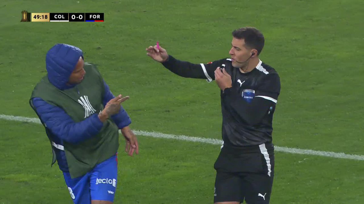 Deyverson SE METIÓ A LA CANCHA para darle un encendedor que le tiraron desde la tribuna. Comenzó el show. 🕺🏻🇧🇷