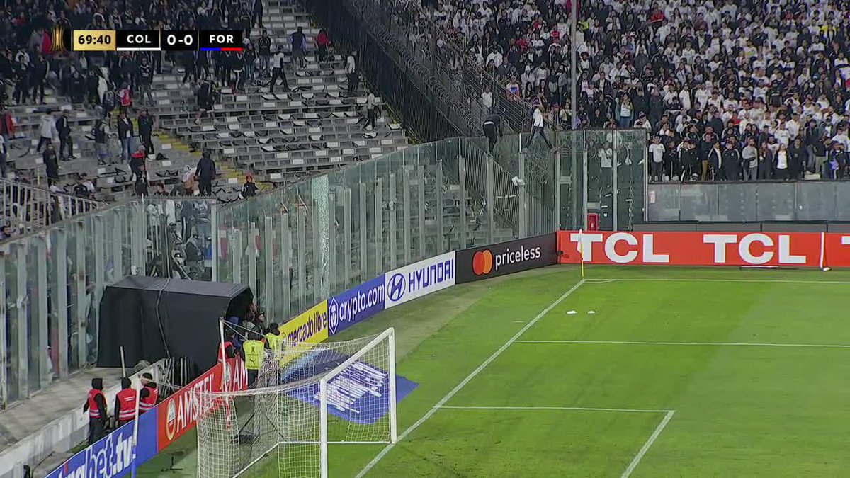 ¡ATENCIÓN! PARTIDO DEMORADO POR INCIDENTES EN UNA DE LAS TRIBUNAS EN EL MONUMENTAL DE SANTIAGO. 📺 Mirá TODA la CONMEBOL #Libertadores por #DisneyPlus Premium