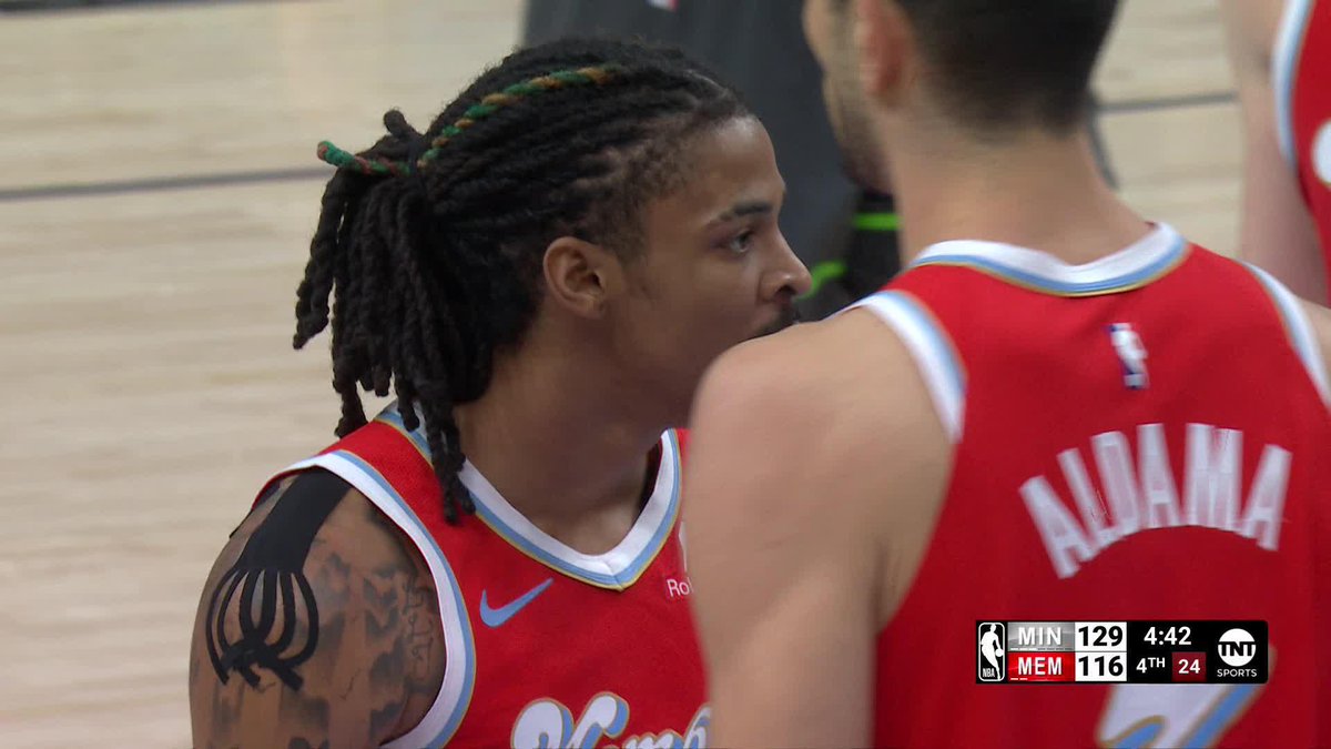Ja finishes through contact 😤 Can the Grizzlies make a late comeback? 👀