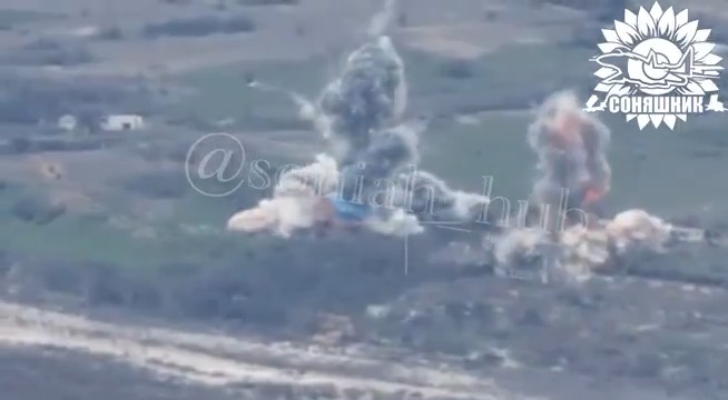 Ukrayna, Rus Komuta Merkezini vurdu. Ukrayna Hava Kuvvetleri Herson'un işgal altında olan bölgesinde Rus Ordusuna ait bölük komuta merkezini ve Rus askerlerin bulunduğu bir binayı vurdu. #Ukrayna #Kherson