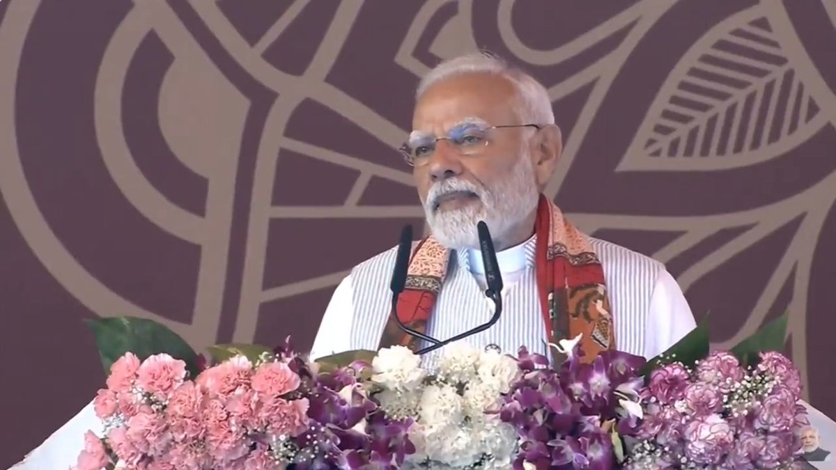 बनास डेयरी ने काशी में हजारों परिवारों की तस्वीर और तकदीर दोनों बदल दी हैं। इस डेयरी ने आपकी मेहनत को इनाम में बदला और सपनों को नई उड़ान दी। खुशी की बात यह है कि इन प्रयासों से पूर्वांचल की अनेकों बहनें अब 'लखपति दीदी' बन गई हैं: आदरणीय प्रधानमंत्री श्री Narendra Modi जी