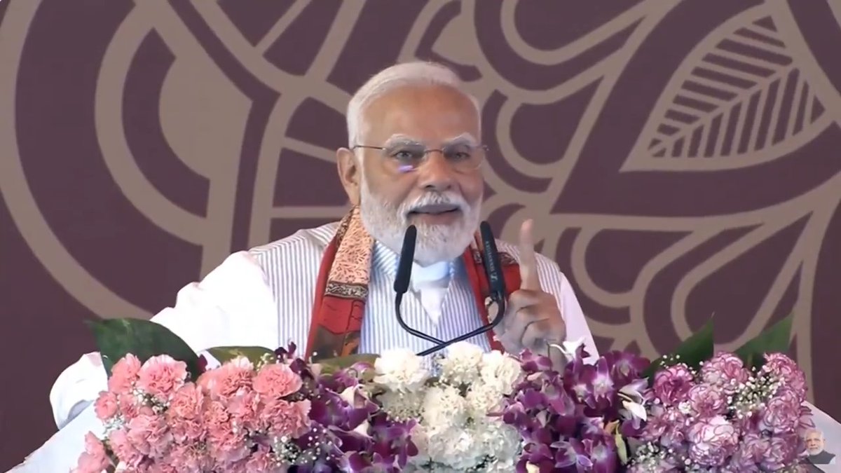 मेरी काशी अब 'आरोग्य की राजधानी' भी बन रही है। दिल्ली-मुम्बई के बड़े-बड़े अस्पताल आज आपके घर के पास आ गए हैं। यही तो विकास है, जहां सुविधाएं लोगों के पास आती हैं: आदरणीय प्रधानमंत्री श्री Narendra Modi जी