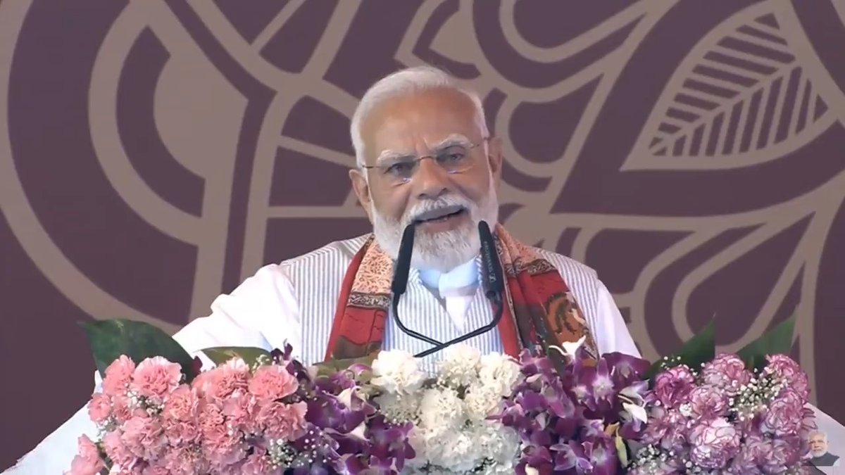 बीते वर्षों में यूपी ने अपना आर्थिक नक्शा भी बदला है, नजरिया भी बदला है। यूपी अब सिर्फ संभावनाओं की धरती नहीं, अब ये सामर्थ्य और सिद्धियों की संकल्पभूमि भी बन रहा है: आदरणीय प्रधानमंत्री श्री Narendra Modi जी