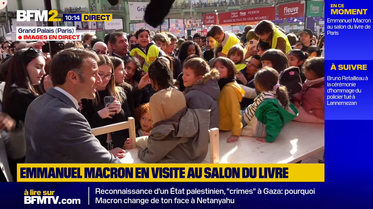 💬 "Ah il y a des gilets jaunes en plus" Emmanuel Macron plaisante sur les habits de certains enfants en sortie scolaire au Festival du livre de Paris où le président de la République s'est rendu dans la matinée