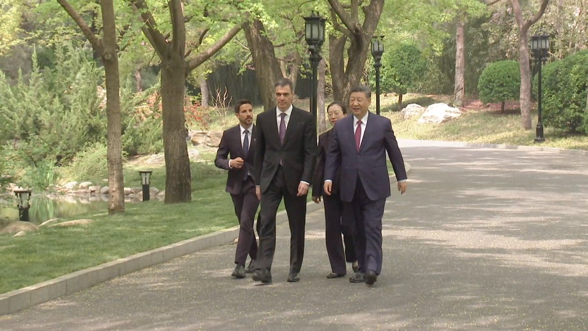Chinese President #XiJinping takes a walk with Spanish PM Pedro Sanchez