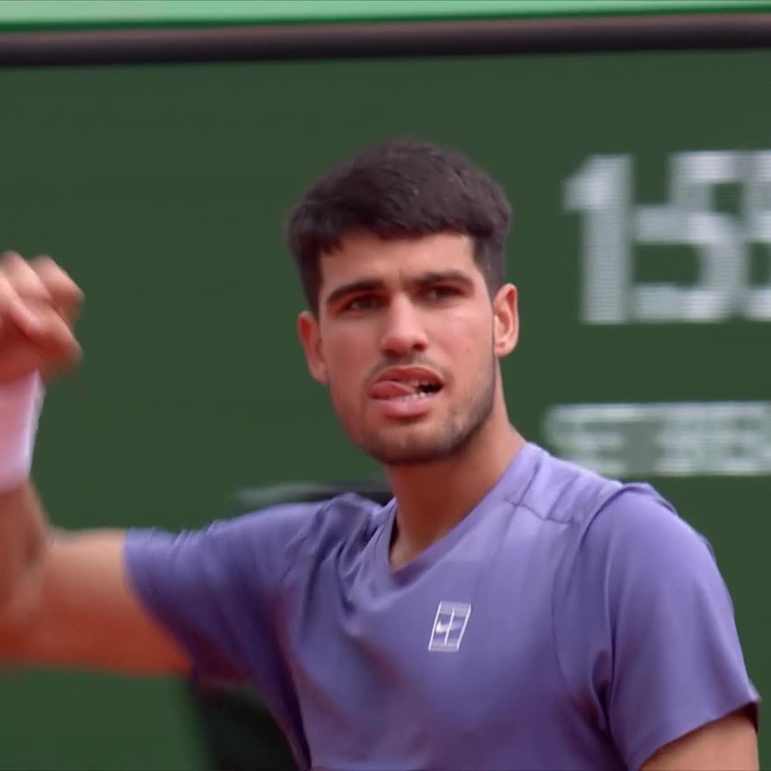 Signature Carlos ™️ Carlos Alcaraz clinches the second set 7-5 with a perfectly placed lob! #RolexMonteCarloMasters
