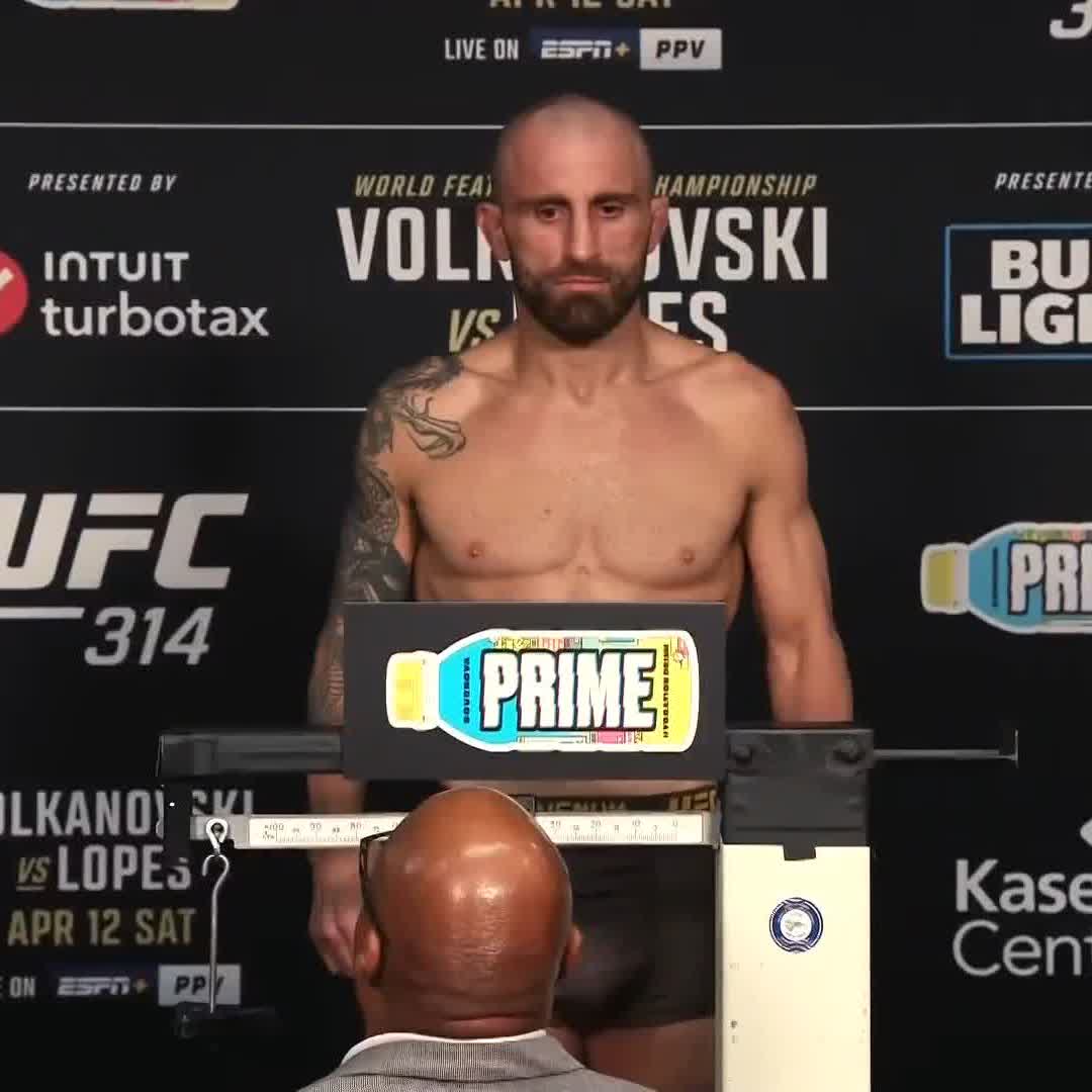 Looking to get his belt back 😤 @AlexVolkanovski weighs-in at 145lbs! [ #UFC314 | TOMORROW on ESPN+ PPV | 10pmET ]
