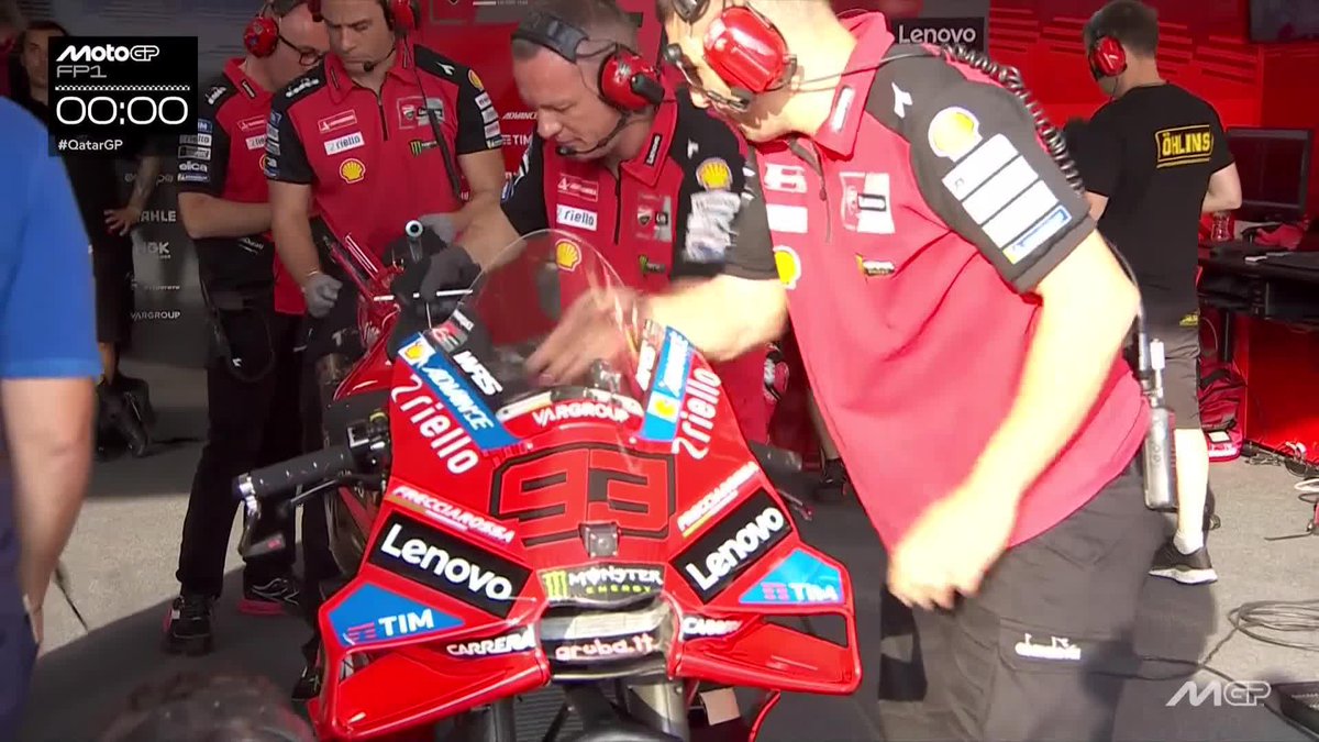 A red sunset looms! Marc Márquez draws first blood in the desert 🔝 #QatarGP 🇶🇦