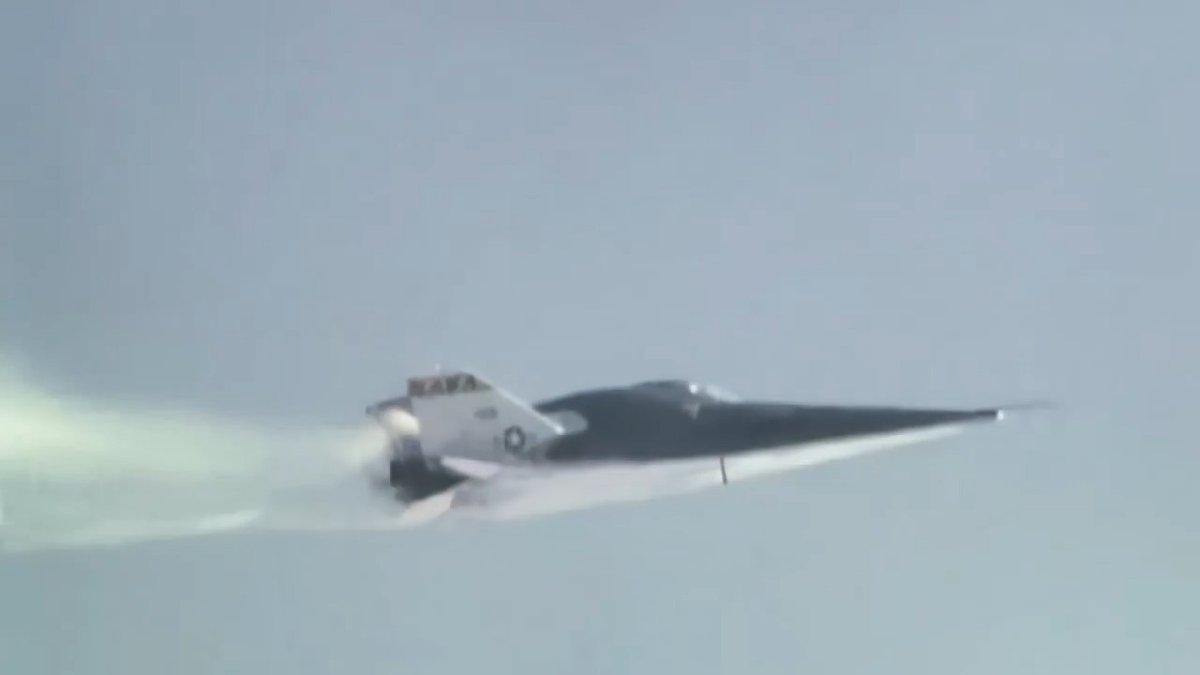 I used to think the coolest thing about NASA was that they get to travel to space. Now I think it's because of all the cool shiat they get to drop from their toy B-52. Here they are playing with the X-24B.🤘😎 More details 👇