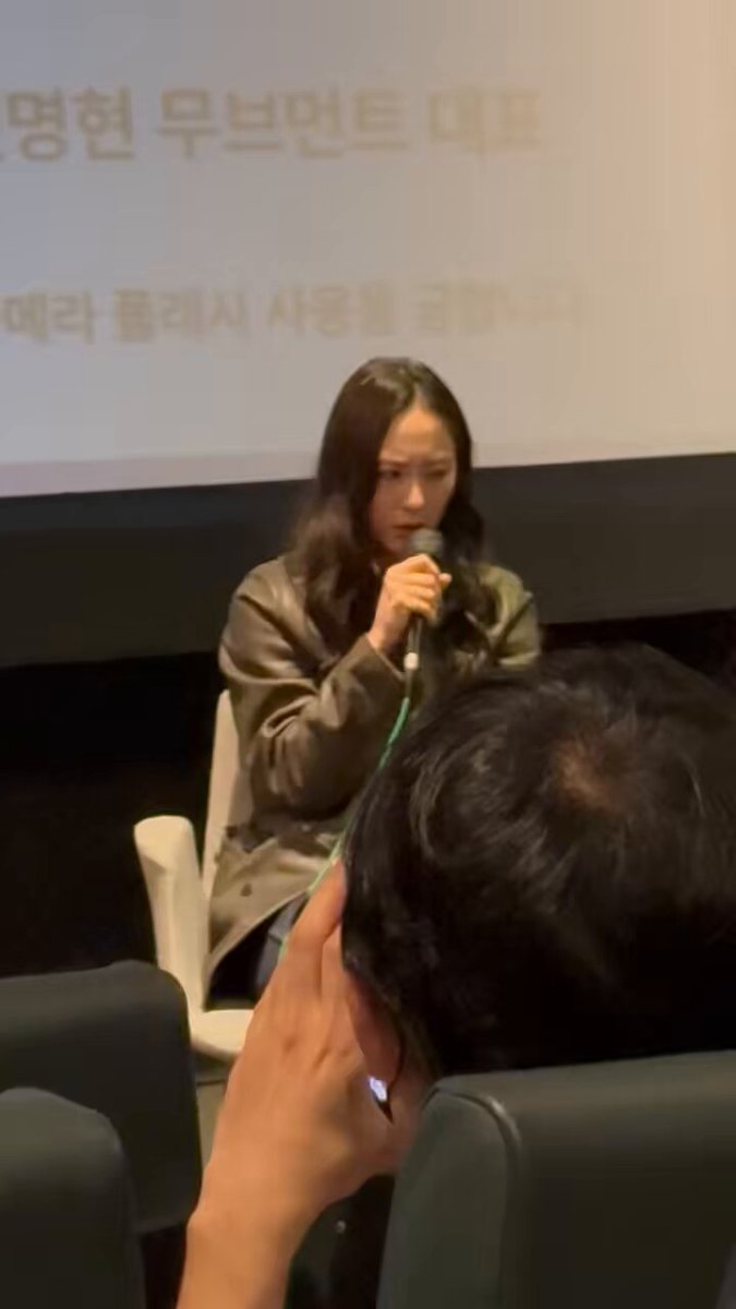 Krystal recalling her encounter with Léa Seydoux in Paris ㅋㅋ She said she got really red and nervous when she realized that it was indeed Léa, but she was too shy to go to her so she asked her mom to help introducing her to Léa 😂
