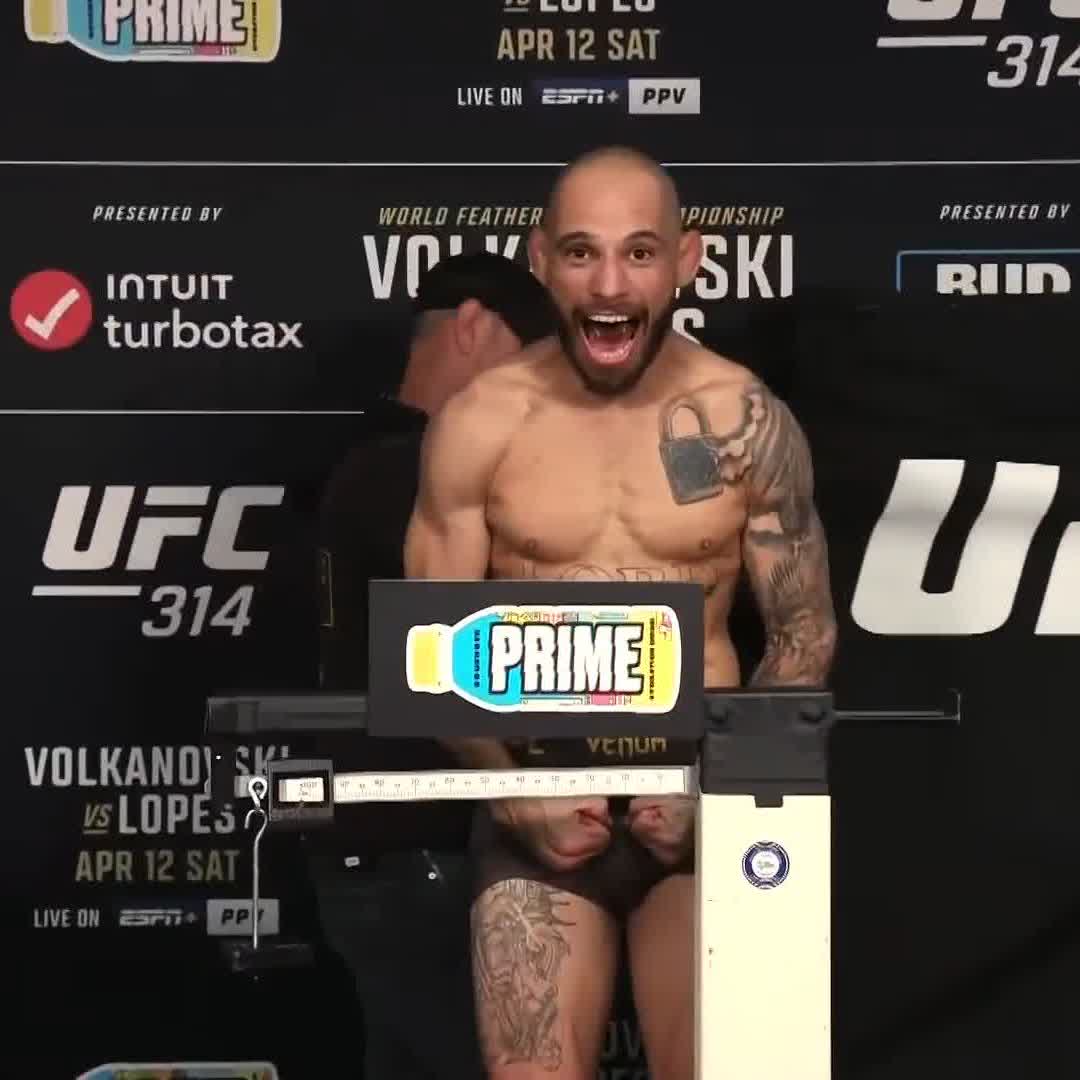 Jean Silva falhou no peso, cortou 450g em 30 minutos e bateu na segunda tentativa. Ainda mandou um sonoro “BRYCE MITCHEEEEL” para as câmeras. Tem RUF RUF amanhã? 👀