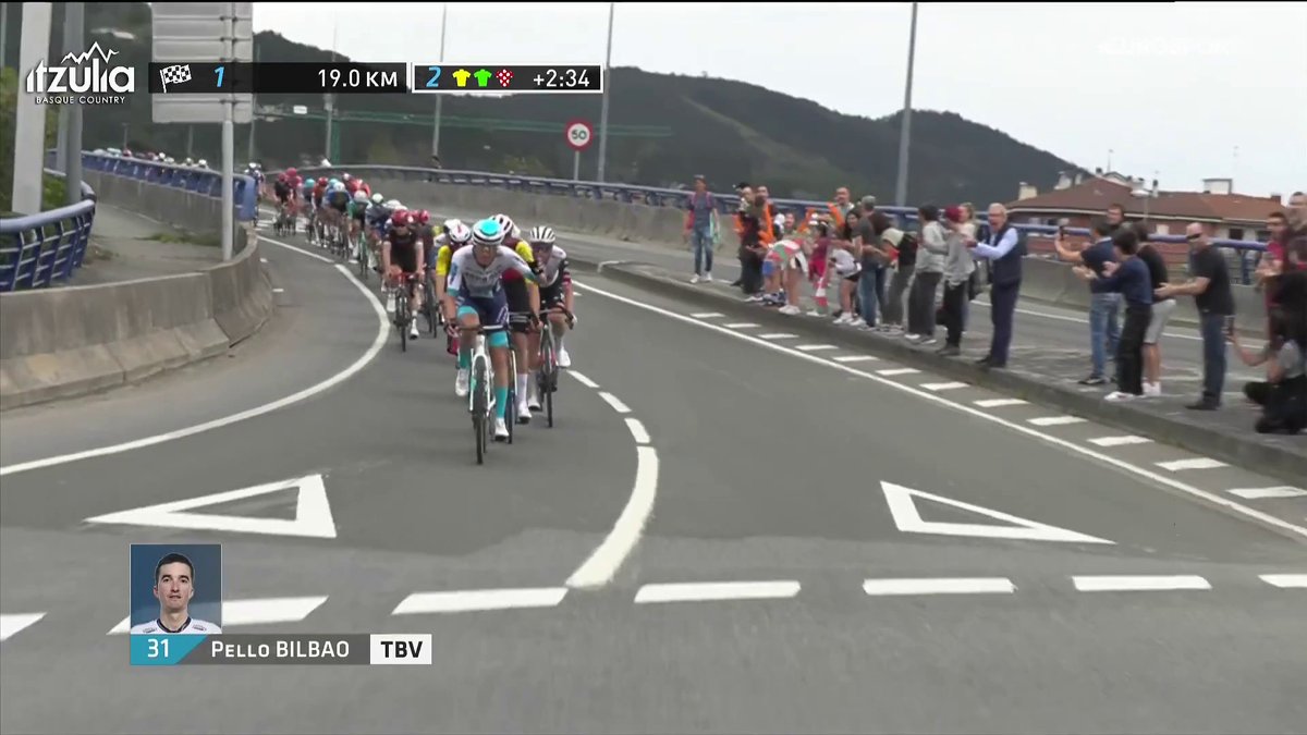 🫶🫡 Érase un hombre del pueblo, por Pello Bilbao Pello Bilbao saluda al público en una etapa muy especial para él, ya que acaba en su localidad: Gernika #Itzulia25 | #LaCasaDelCiclismo