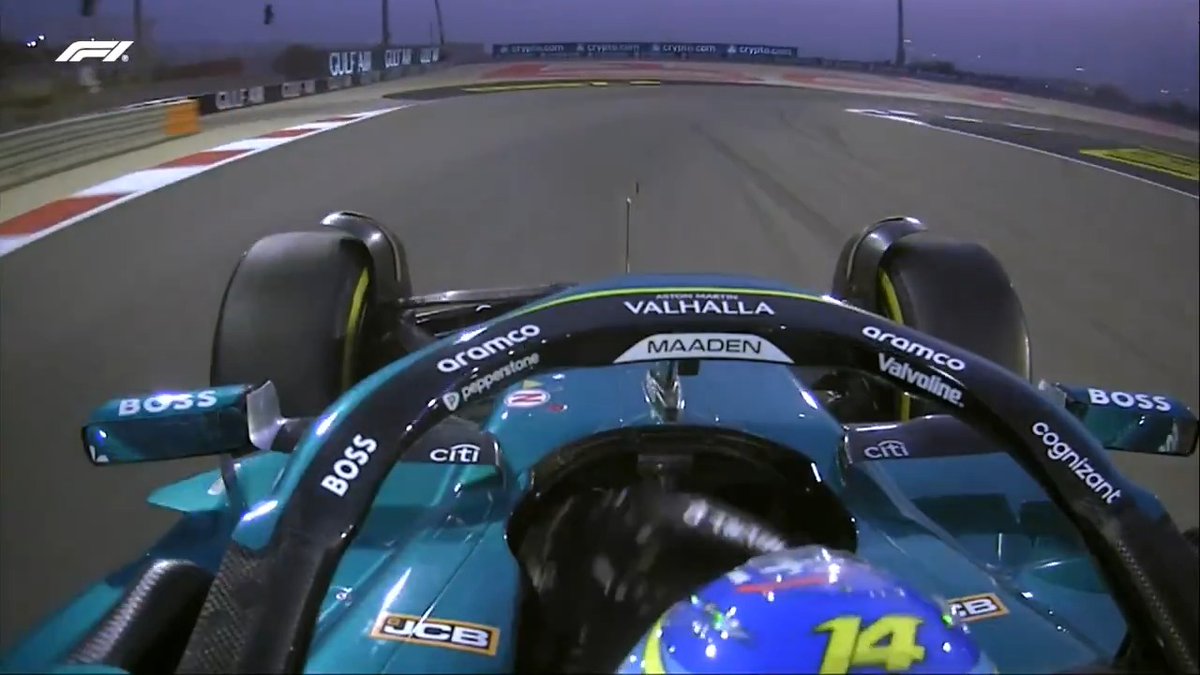 Fernando Alonso's steering wheel has come off 👀 The Spaniard is back in the pits now as Aston Martin investigate the issue #F1 #BahrainGP