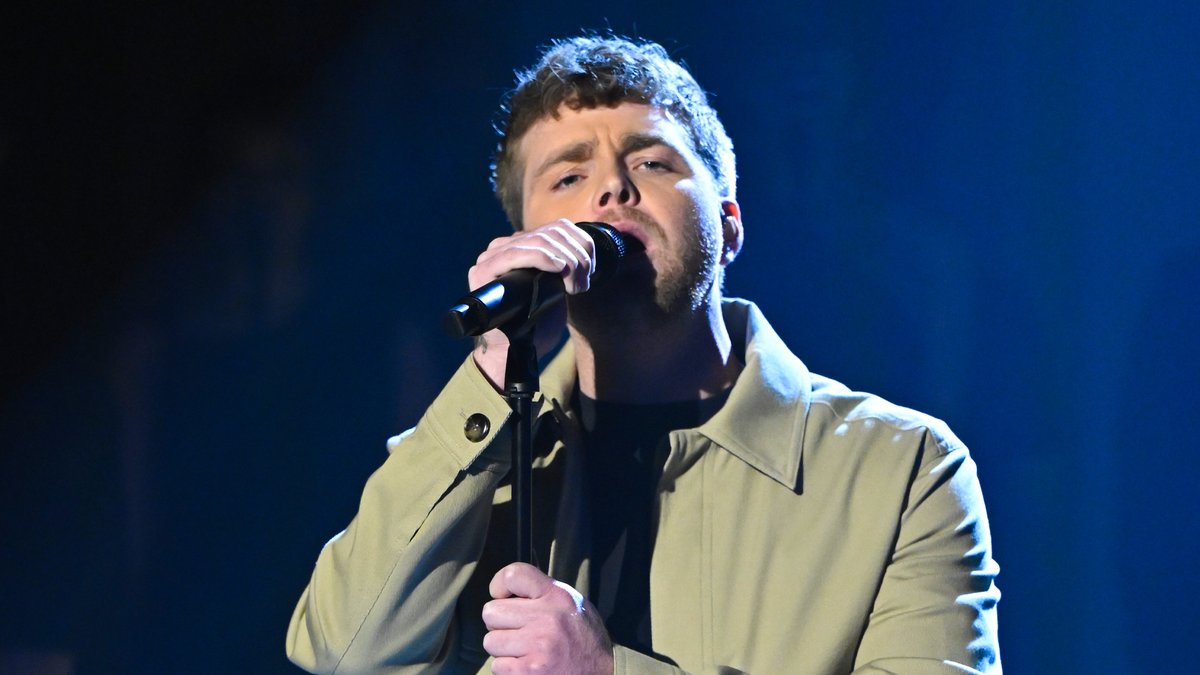 Alex Warren makes his late night debut with “Ordinary” on ‘The Tonight Show Starring Jimmy Fallon.’