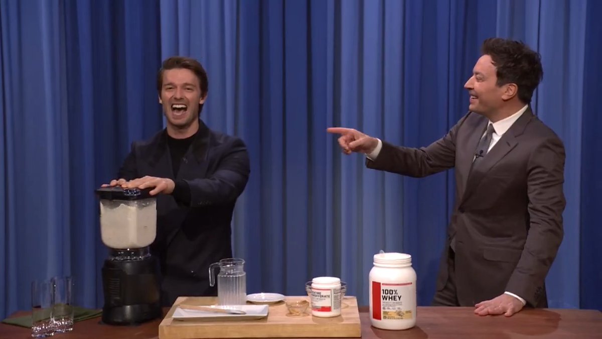 .Patrick Schwarzenegger makes Jimmy Saxon Ratliff’s signature protein shake 😭 #TheWhiteLotus #FallonTonight