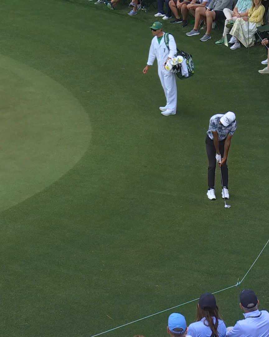 Akshay Bhatia chips in for birdie on No. 14. #themasters