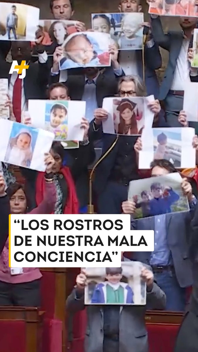 Diputados en Francia muestran imágenes de los rostros de los niños asesinados por Israel en Palestina.