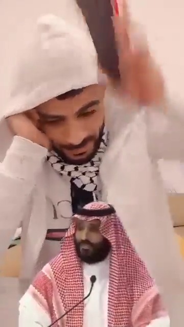 شاب يسحق بن سلمان بطريقة مضحكة لقضية التطـــبيع وعدم الإعتناء بــ غــــزة 🤣 #هلموا_لنصرة_غزة #الهلال_الاتفاق #تركيا
