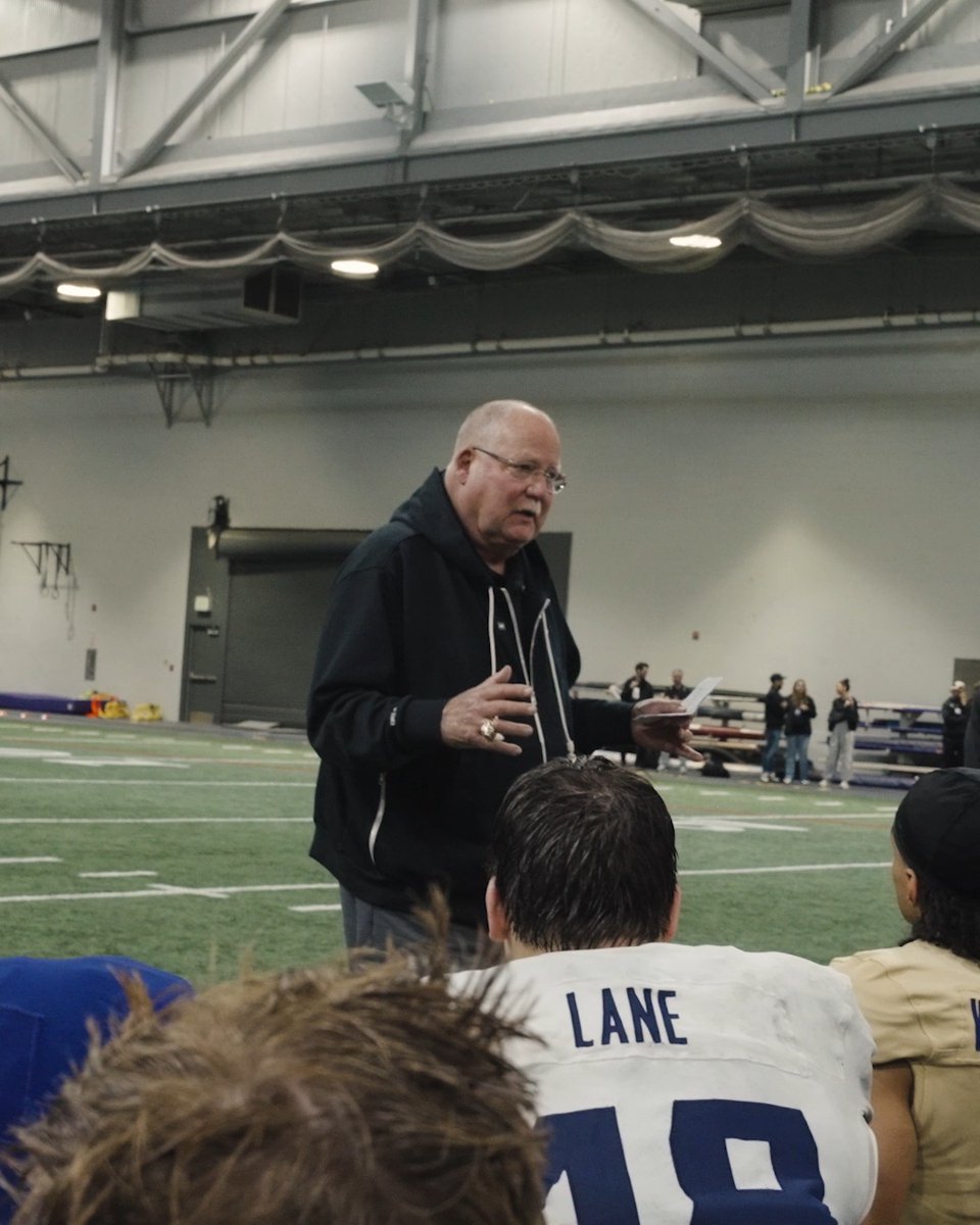 Yesterday we had another visitor. 3x Super Bowl Champ, Seattle legend and one of the all-time great coaches in NFL History: Mike Holmgren. #BeAPro #AllAboutTheW