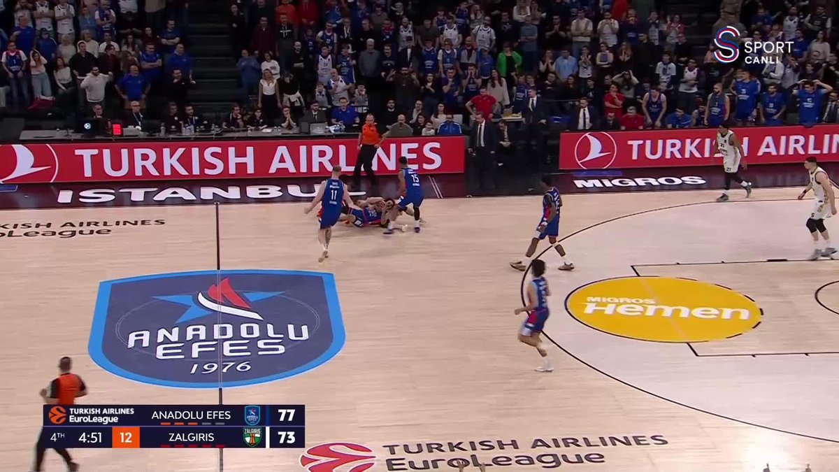 💪 Kaptan Shane Larkin'in müthiş azmi, Jordan Nwora'nın smacı!