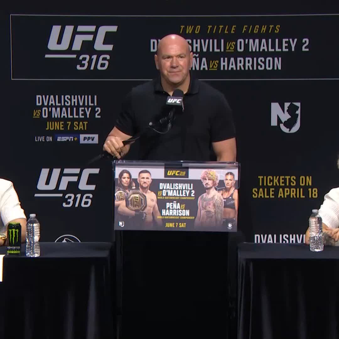 URGENTE: Dana White acabou de anunciar que 🇧🇷 Amanda Nunes disse que voltará da aposentadoria e lutará no UFC novamente. Presente na coletiva do UFC 316, onde Julianna Pena e Kayla Harrison estavam presente, a brasileira acenou positivamente com a cabeça.