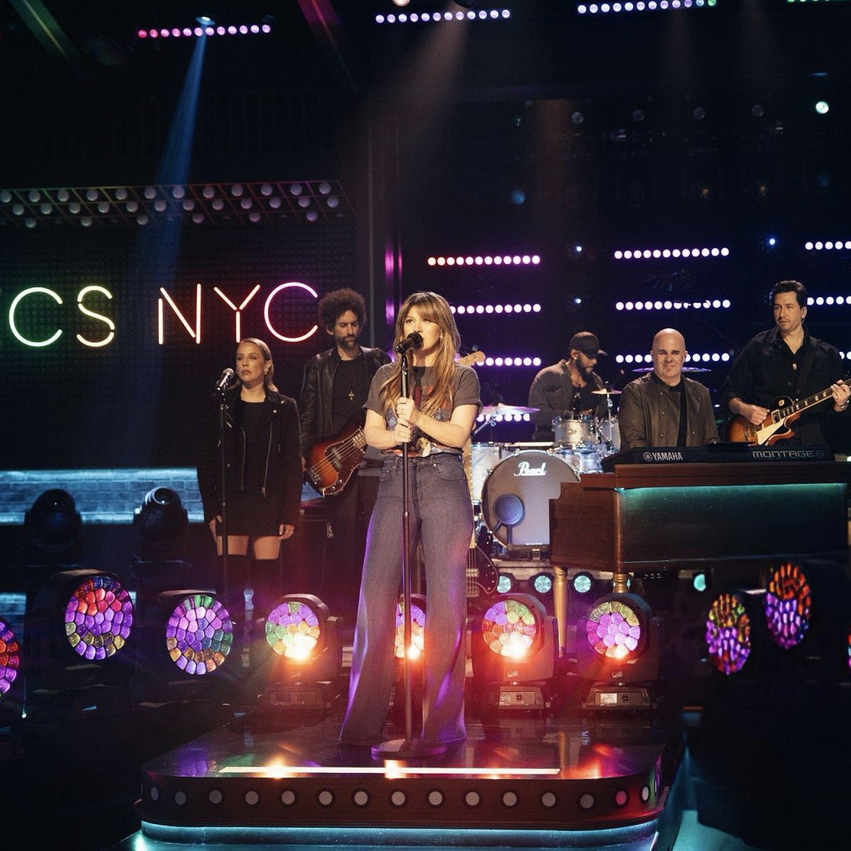 KELLY CLARKSON SINGING ‘I FORGIVE YOU’ FOR THE FIRST TIME IN 12 YEARS!! It’s insane how there’s not a single bad song on Stronger (THE WINK IN THE END 😭)