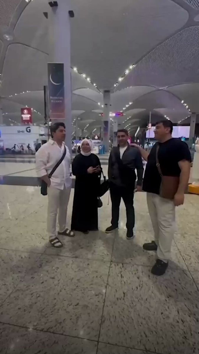 🕋 Umreye giden anne ve babalarına, dört kardeş duygulandıran bir sürpriz yaptı. ➤ Kâbe'de karşılarında çocuklarını gören anne ve baba, "Bu rüya mı, gerçek mi?" diyerek gözyaşlarına hakim olamadı.