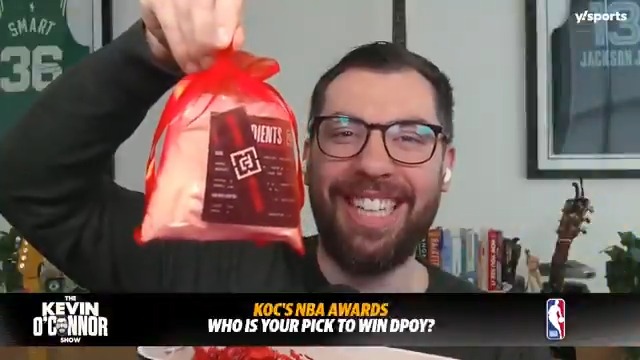 🚨BLAZERS FAN GIVEAWAY🚨 The Portland Trail Blazers sent me a BOX to promote Toumani Camara for DPOY and All-Defense. Inside there are ingredients to make WAFFLES. I'm gonna mail it to one Blazers fan. Just reply with 033 to enter! I'll randomly choose a winner on Monday.