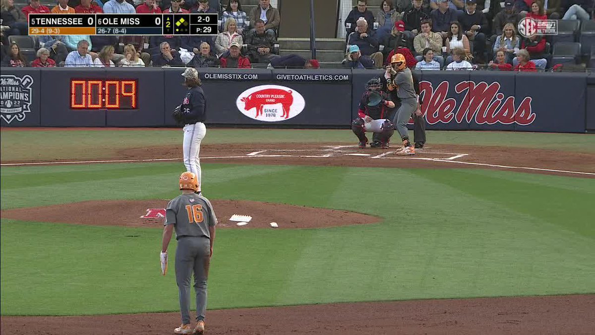 Manny sneaks one inside the bag to drive in a pair! 📺 (SECN+) #GBO // #BeatUM