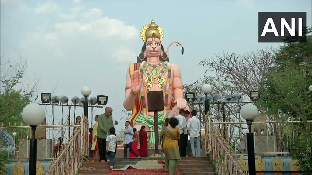 #WATCH | Karnataka | Devotees arrive at Shri Koranti Hanuman Temple, Kalaburagi, to offer prayers on the occasion of #HanumanJayanti