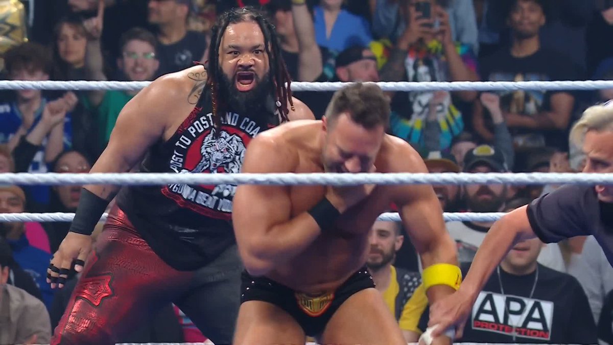 MESSAGE. SENT. Is this a preview of what's to come at #WrestleMania?! 😱 #SmackDown