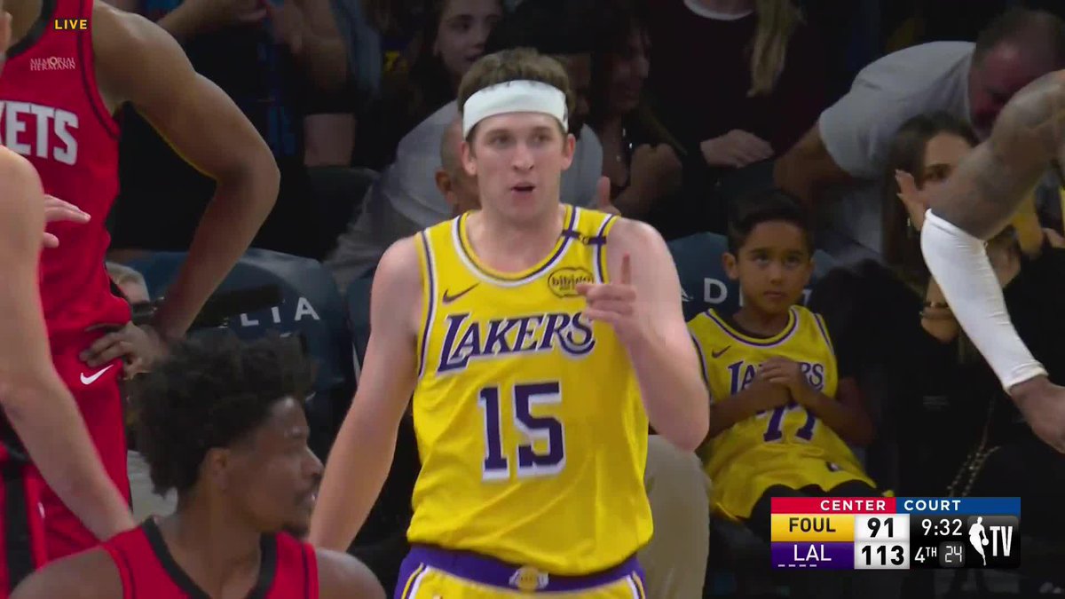 Austin Reaves had LeBron out of his seat after this hesi 😮‍💨 #CenterCourt