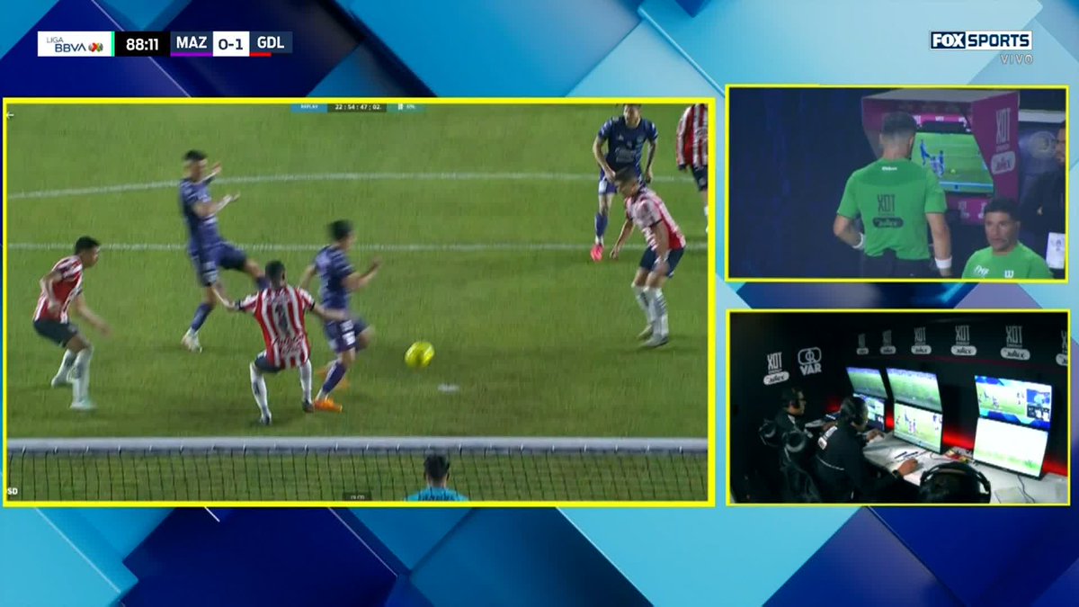 EXPULSAN AL PORTERO DE CHIVAS Y MARCAN PENALTI EN SU CONTRA 🔴🚨 Se estaba revisando una jugada en el VAR. Cuando el árbitro regresa, expulsa al Tala y marca la pena máxima a favor de Mazatlán. ¡Un desastre el Rebaño! #CañonerosxFSMX