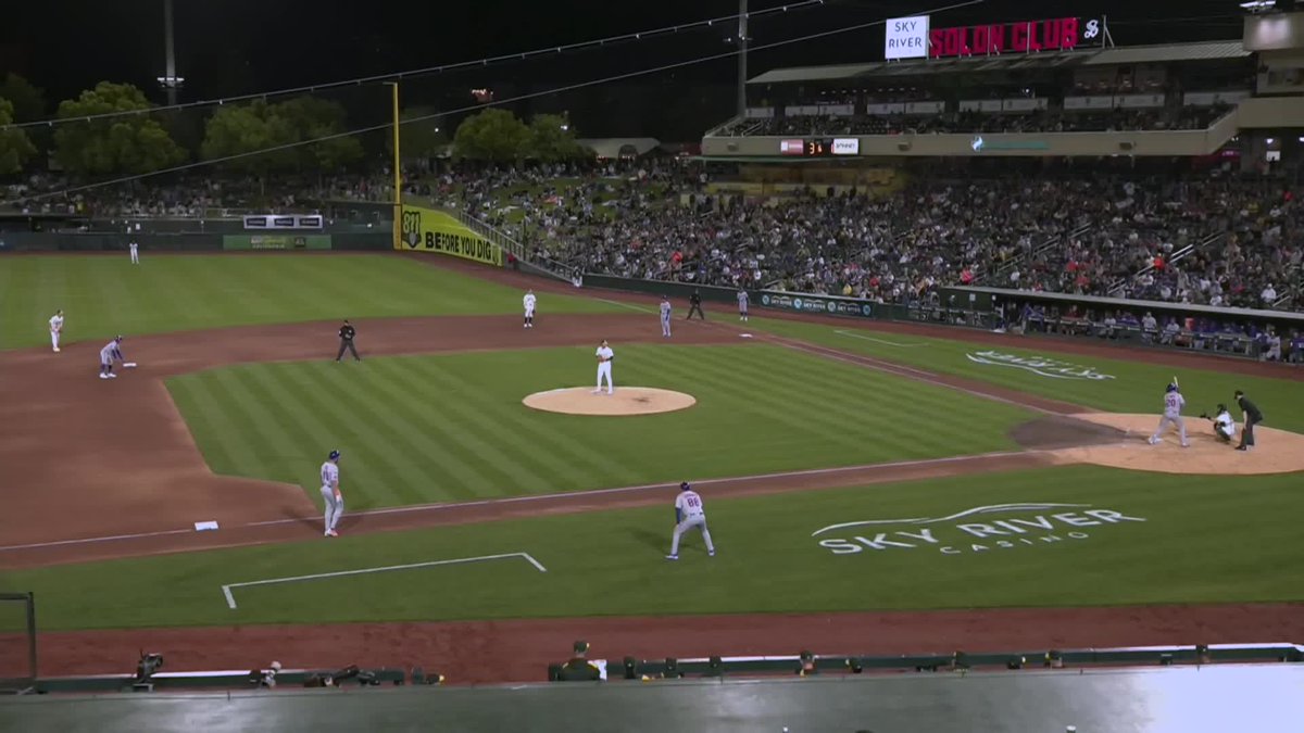 This angle of Jose Siri scoring on Pete Alonso's sac fly 😮💨