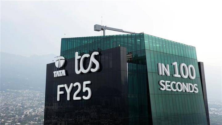 TCS crossed the $30 billion revenue milestone in #FY25 with a strong order book reinforcing confidence in long-term resilience. We continue to lead the way in digital transformation with IOT/DE, Enterprise Solutions and being the key growth drivers. #TCSQ4