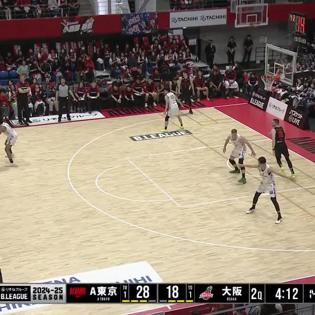 復帰後最初のスリー👌 メインデルのシュート成功で会場の熱が高まる🔥 leonardo meindl 📲バスケットLIVE配信 #Bリーグ
