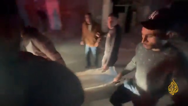 استشهاد فلسطينيين وإصابة آخرين إثر قصف جوي إسرائيلي استهدف منزلا في #جباليا البلد شمالي قطاع #غزة #حرب_غزة #الأخبار
