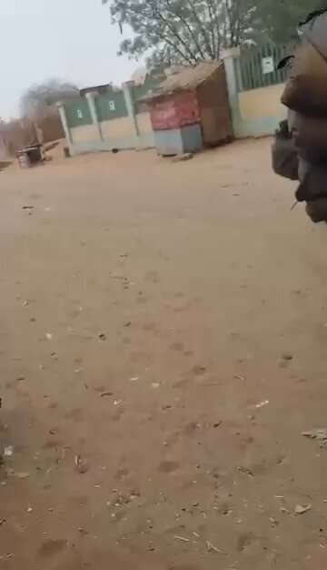 📌 مقطع فيديو يوثق لحظة إقتحام عناصر مليشيا الجنجويد لمركز طبي بمخيم زمزم للنازحين نهار أمس الجمعة، حيث قاموا بإغت.يال عدد (9) من الكوادر الطبيبة، أطباء، ممرضين، فني مختبرات، وعاملين.