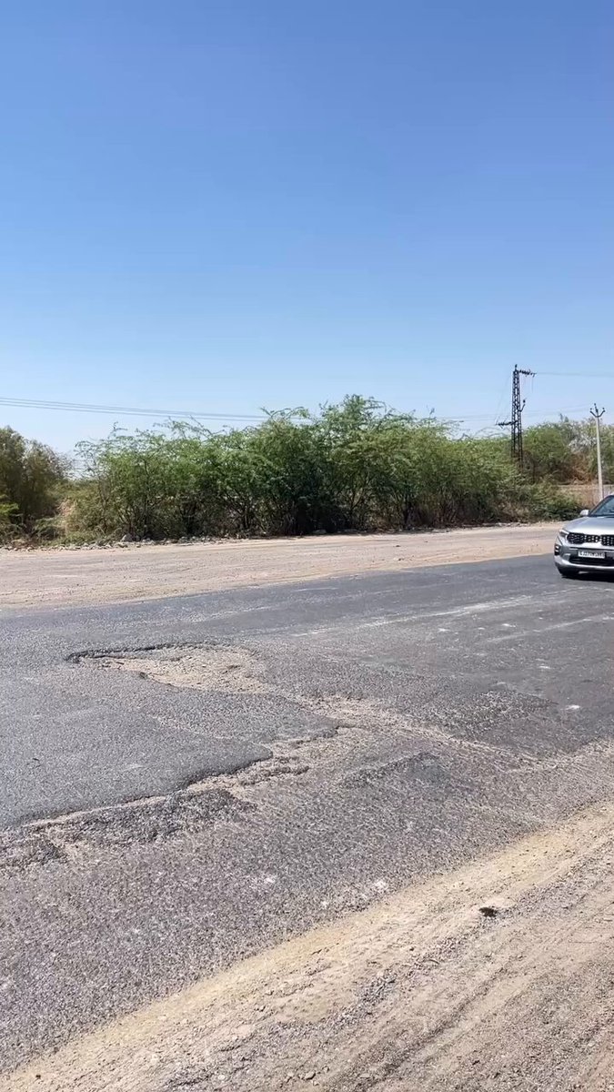 सांचौर से बाड़मेर जाने वाली NH68 पर अमृता देवी उधान के आगे एक बहुत बड़ा गड्ढा था जो रोजाना हादसों का सबब बन रहा है तथा वाहन भी गड्डे में गिरने के कारण खराब हो रहे थे आज मैंने अपने स्तर पर मेहनत करके गड्डा भरने की कोशिश की है जरूर थोड़ी राहत मिलेगी और राज्य सरकार या NHAI को तुरंत इन गड्डों को सही करना चाहिए 🙂 NHAI Nitin Gadkari