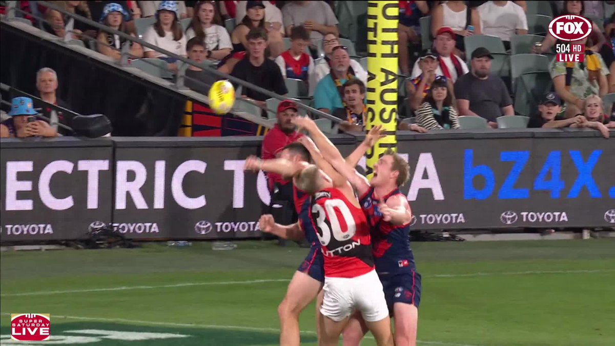 A huge collision between Caddy and May in the Bombers forward line 😮 📺 Watch #AFLDeesDons on ch.504 or on Kayo Sports ✍️ BLOG 🔢 MATCH CENTRE