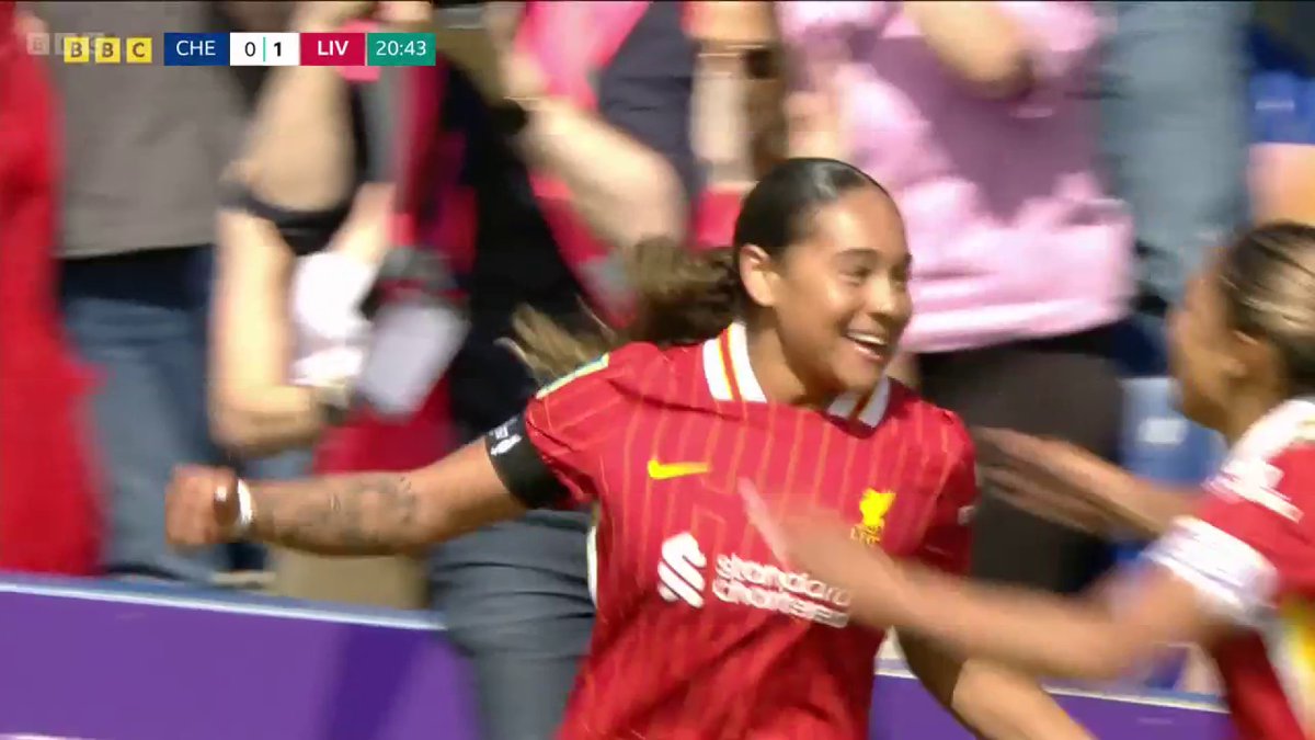 Is there a shock on the cards in the Women's FA Cup semi-final?! 😳 Olivia Smith with a stunning finish to give Liverpool the lead at Chelsea! 🤩