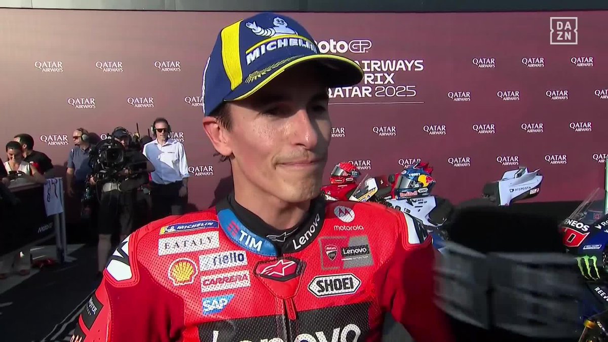 Oficialmente ha empezado la guerra de pegatinas entre los hermanos Márquez ⚔️🤣 🗣️ "Así lo ven desde atrás... de momento en la pole, detrás" #QatarGP 🇶🇦 #MotoGP 🏁