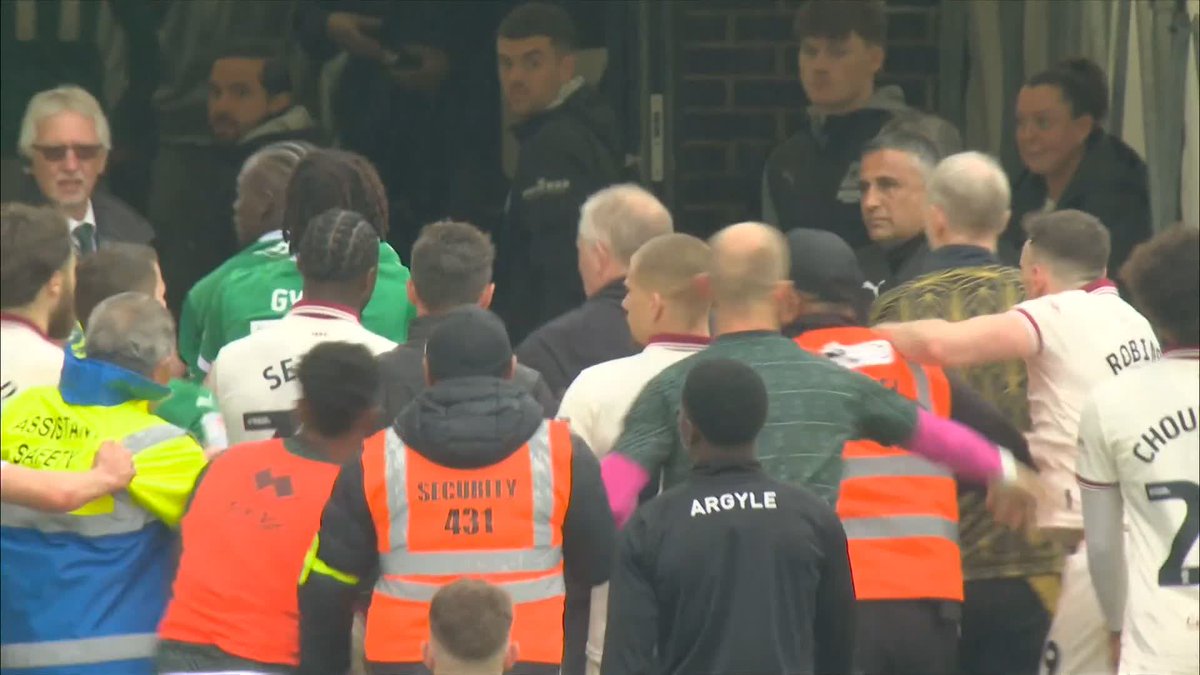 Ugly scenes at Home Park as Sheffield United boss Chris Wilder clashes with Plymouth Argyle players in the tunnel after the Blades' late loss 😬