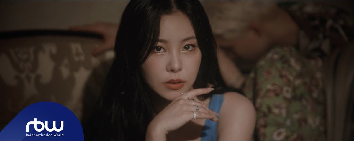 4 years ago today, Wheein released her 1st Mini Album ‘Redd’ with title track ‘water color’