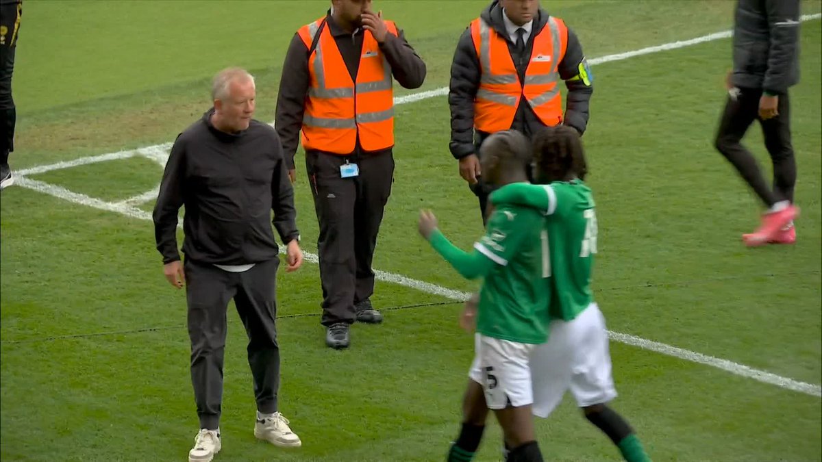 Another angle of Chris Wilder's clash with the Plymouth players after full-time 👀