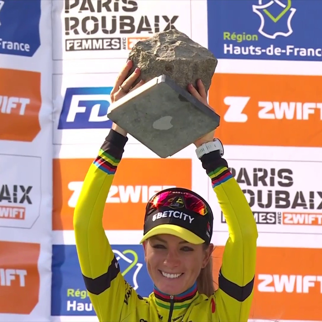 Une Marseillaise sur le podium de Paris-Roubaix.🥹