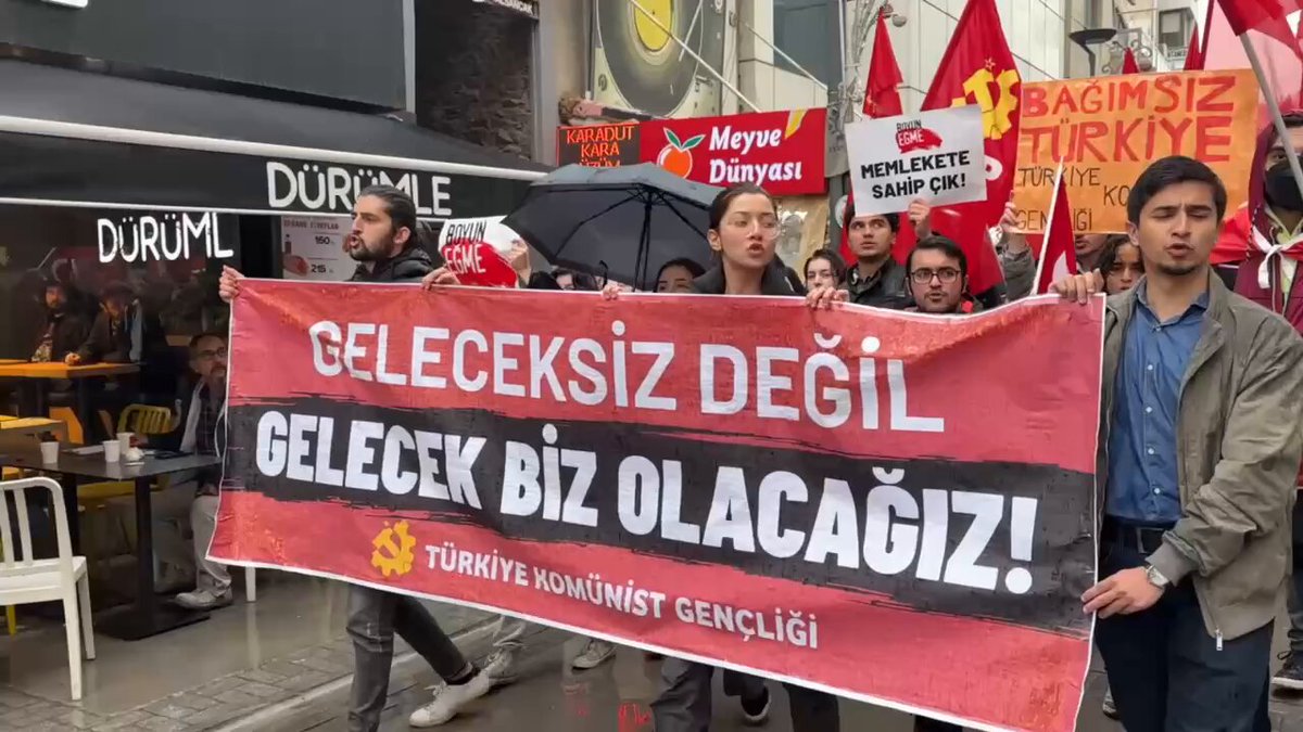 İzmir'den "Geleceksiz değil, GELECEK BİZ OLACAĞIZ" demek için bir aradayız! Okullarda, sokaklarda bizi geleceksizliğe ve yoksulluğa iten düzene karşı isyan ediyoruz. Boyun eğmeyen gençlik MESEM cinayetlerinde can veren kardeşlerimizin, yurtlarda ve okullarda güvencesiz koşullarda yaşayan sıra arkadaşlarımızın hesabını soracak. AKP'den hesabı gençlik soracak! TKG İzmir