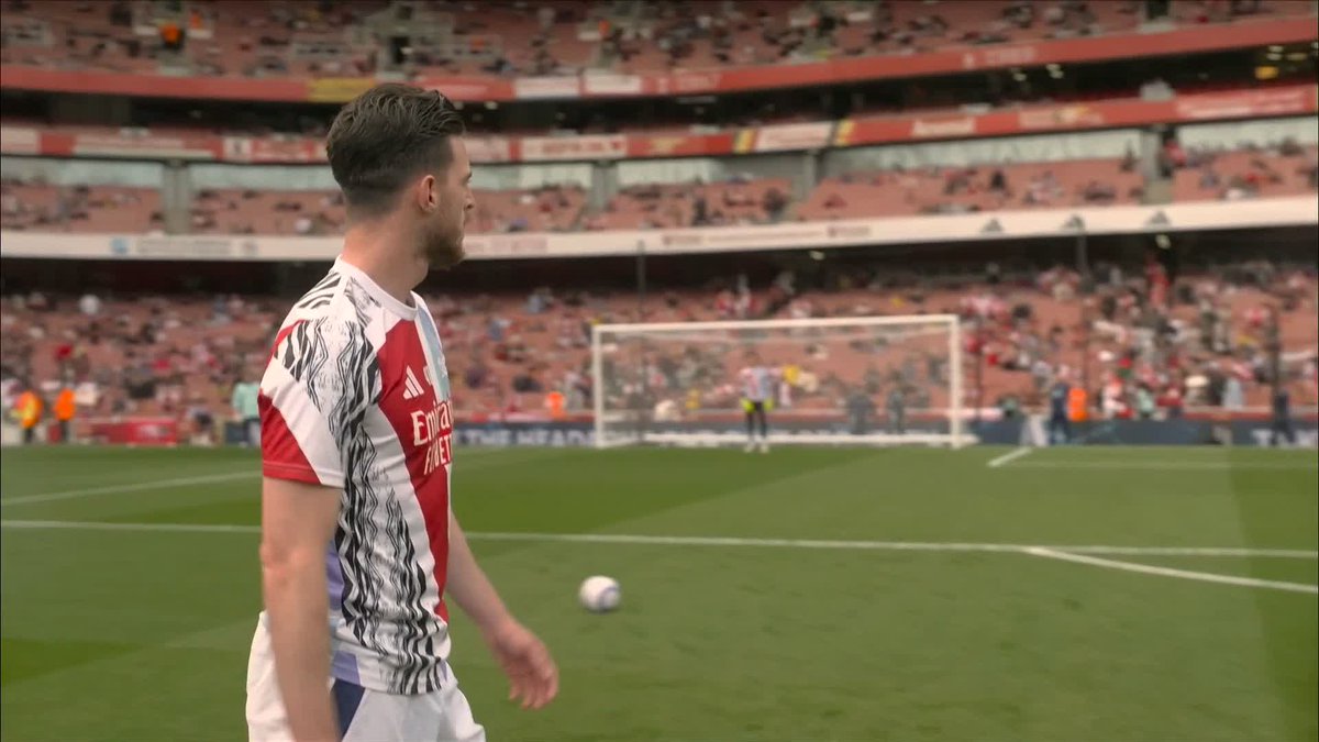 Declan Rice practicing free-kicks before kick-off at the Emirates! 🎯